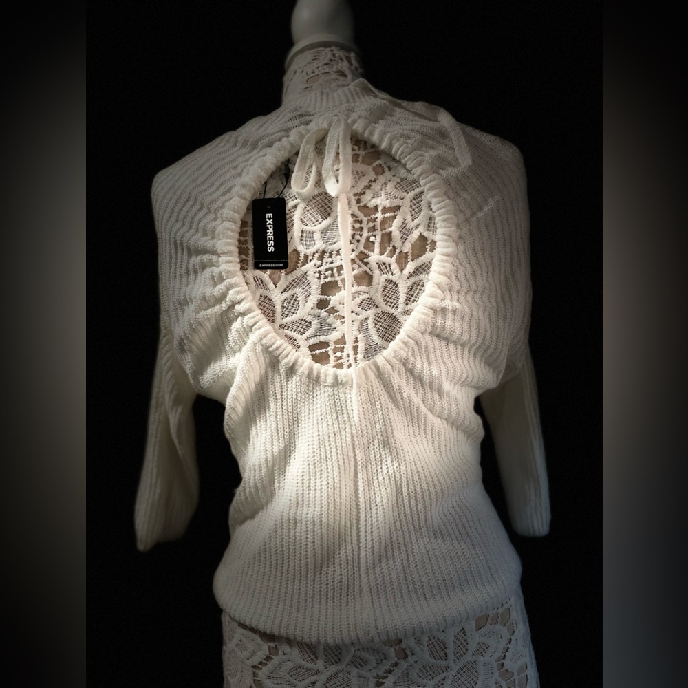 Beautiful . Sexy White  🤍Keyhole  back knit 🧶 Sweater